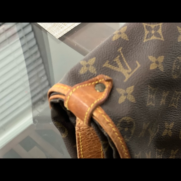 Authentic Beautiful Louis Vuitton Saumur 35 Shoulder Bag. - Picture 9 of 16